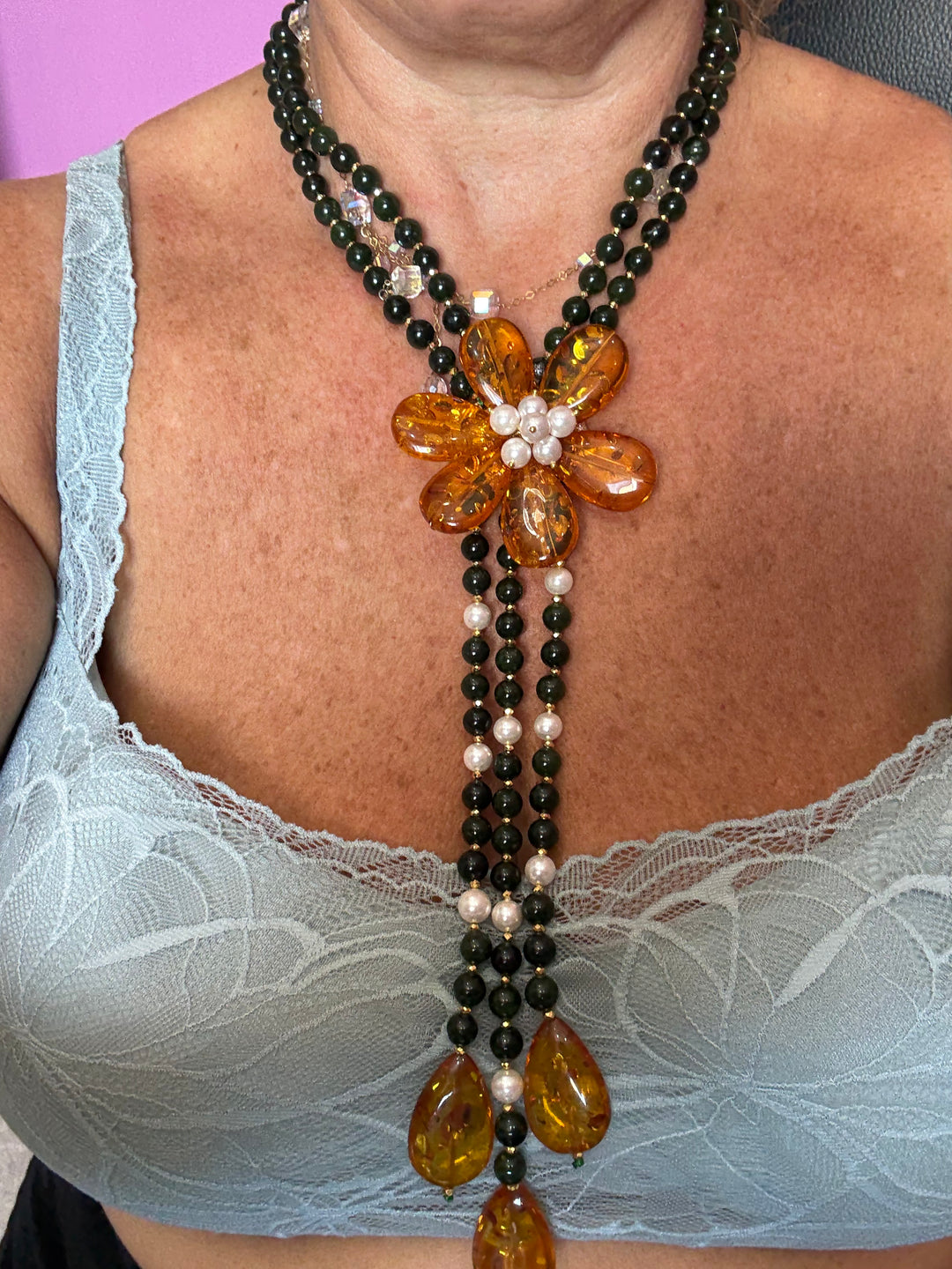 Collana fiore di ambra montata in agata ed in perle di maiorca