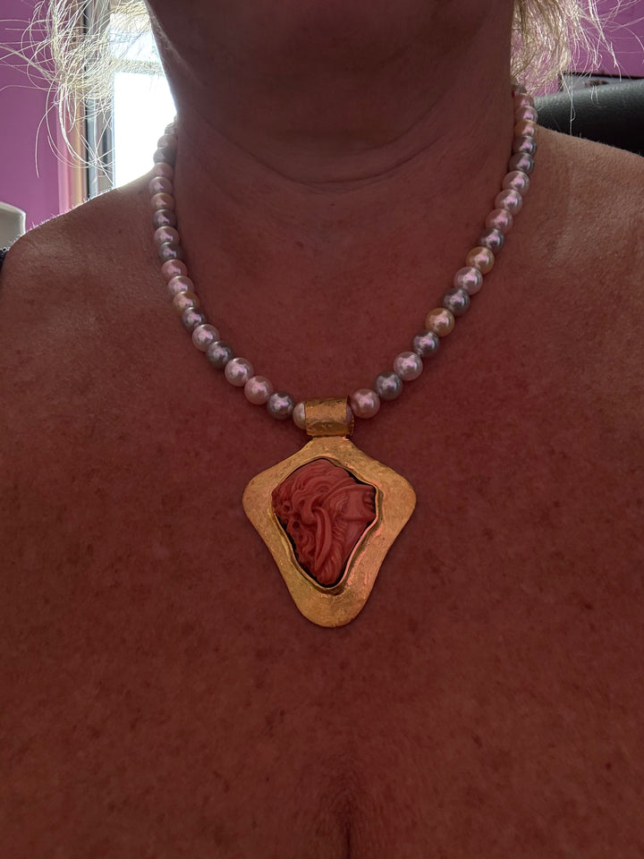 Collana ciondolo “dea bendata” di corallo cerasuolo montato in argento dorato