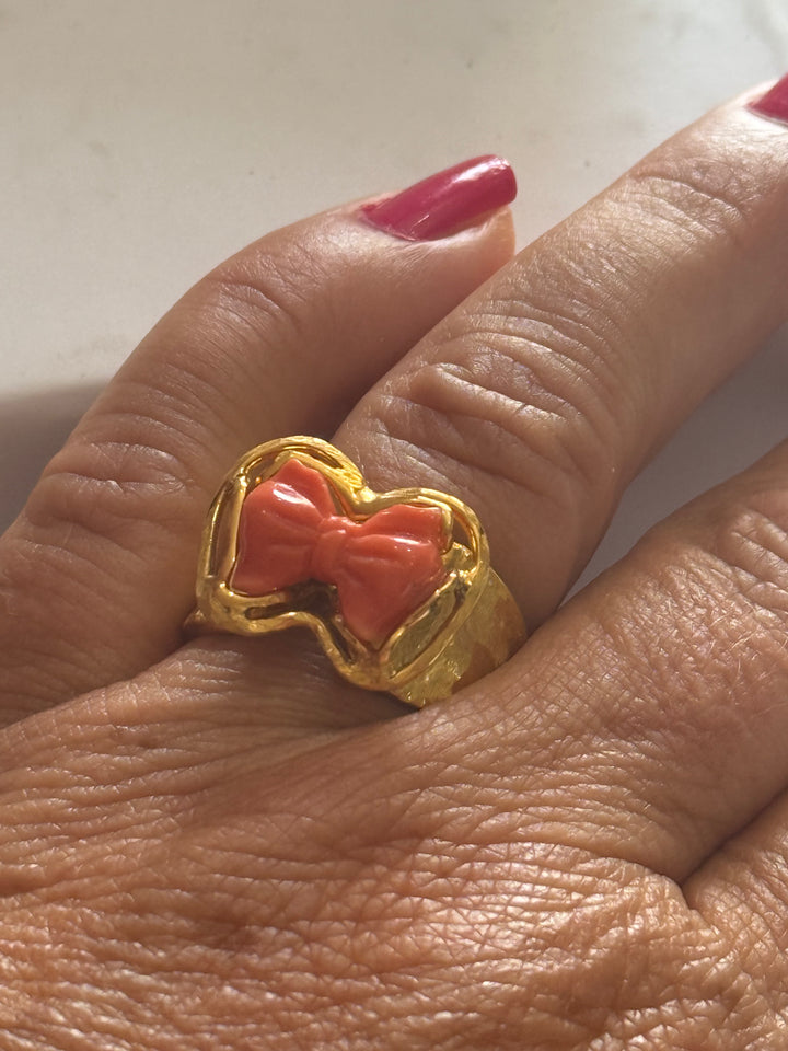 Anello fiocco di corallo Cerasuolo montato in argento