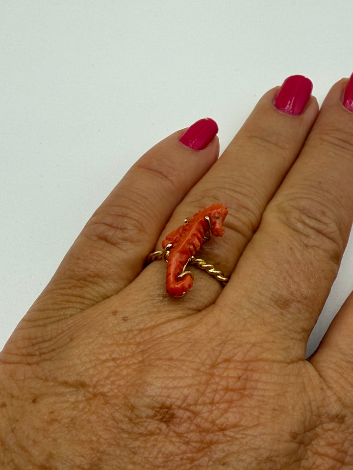 Fine collezione - Anello “cavalluccio marino” inciso di corallo montato in argento dorato
