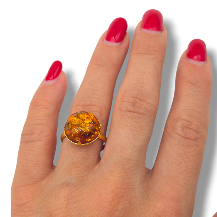 Anello rotondo di ambra del baltico montato in argento
