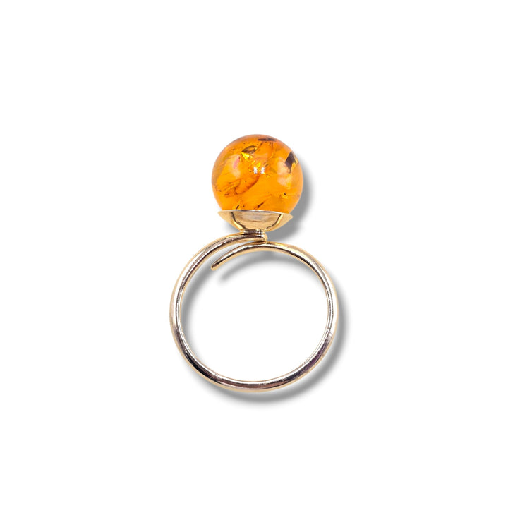 Anello rotondo di ambra del baltico montato in argento