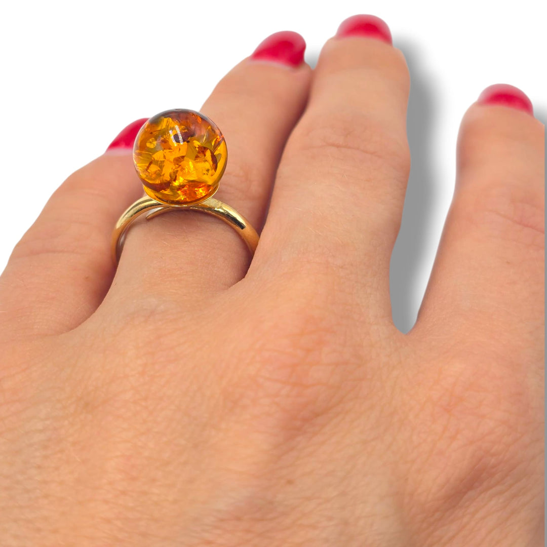 Anello rotondo di ambra del baltico montato in argento