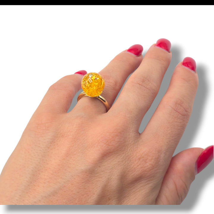 Anello rotondo di ambra del baltico montato in argento