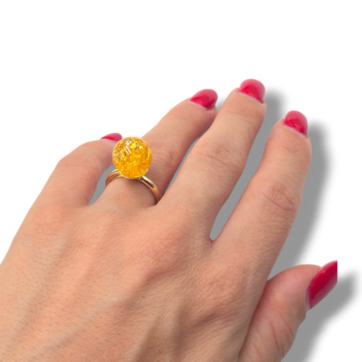 Anello rotondo di ambra del baltico montato in argento