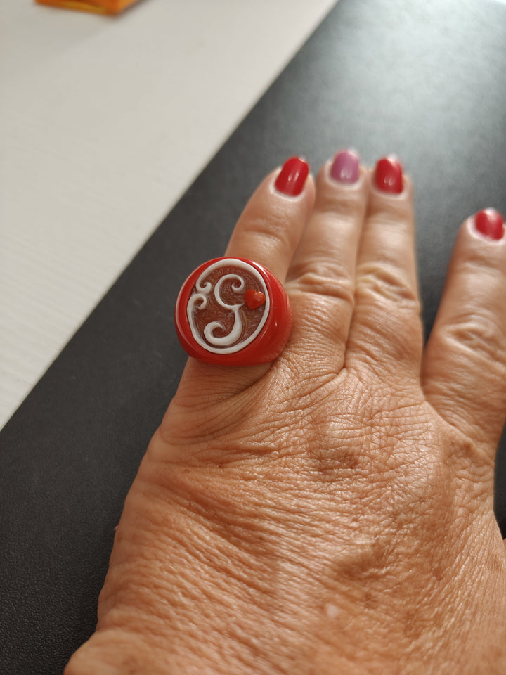 Anello con iniziale in cammeo montato su pasta di corallo Lucia Vitiello Gioielli di Napoli