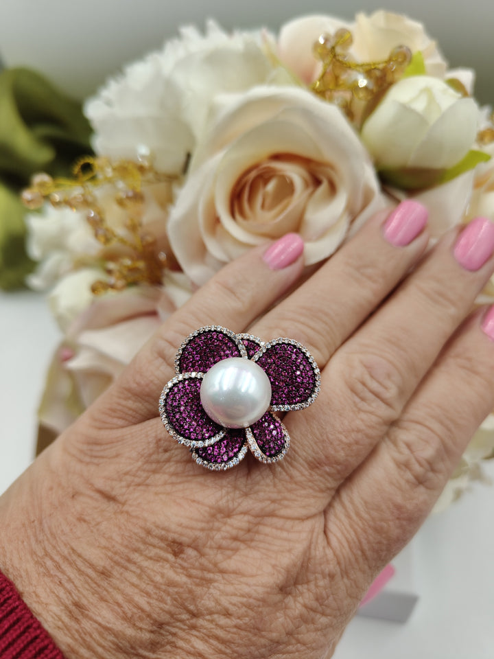 Anello fiore prezioso in perla e zirconi montato su bronzo