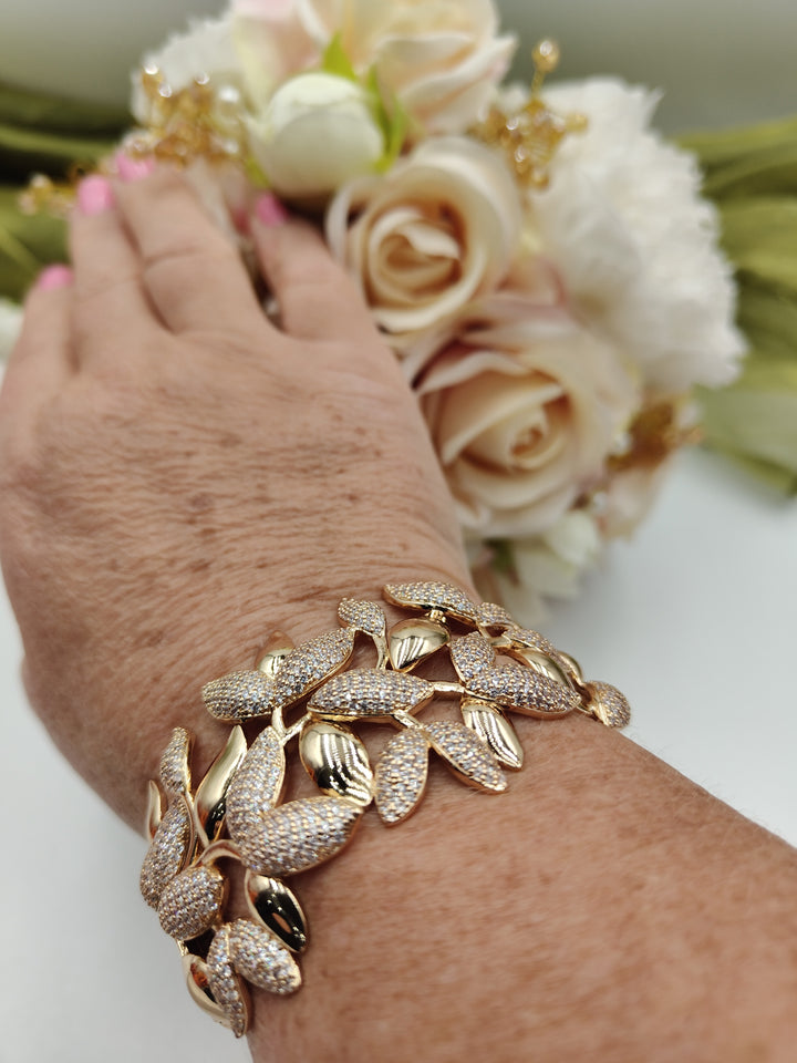 Precious leaf bracelet mounted on bronze