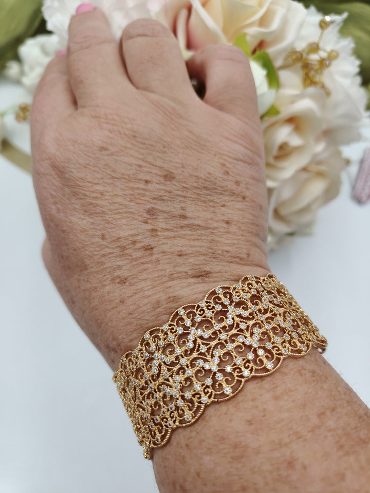 Precious filigree embroidered bracelet mounted on bronze