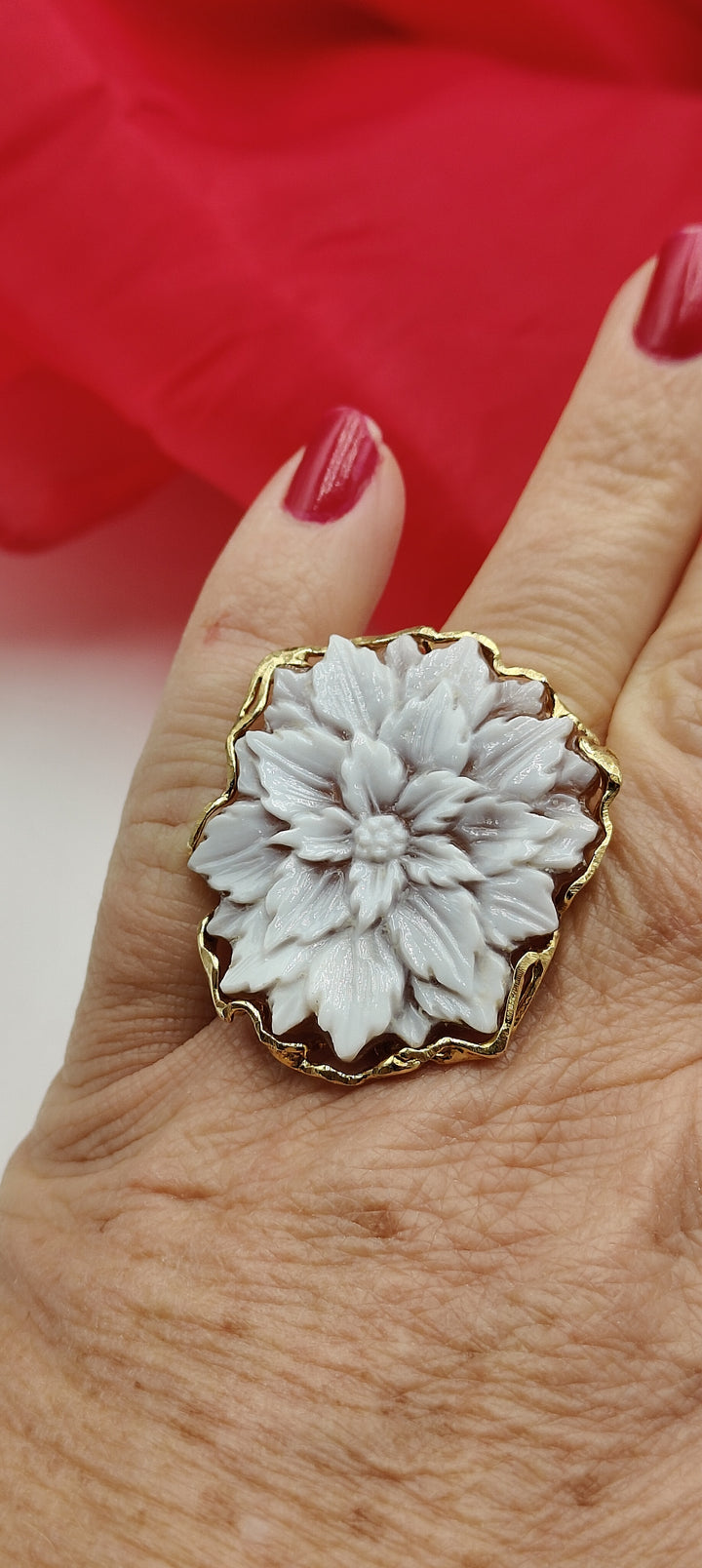 Anello fiore in cammeo sardonico e montato su argento