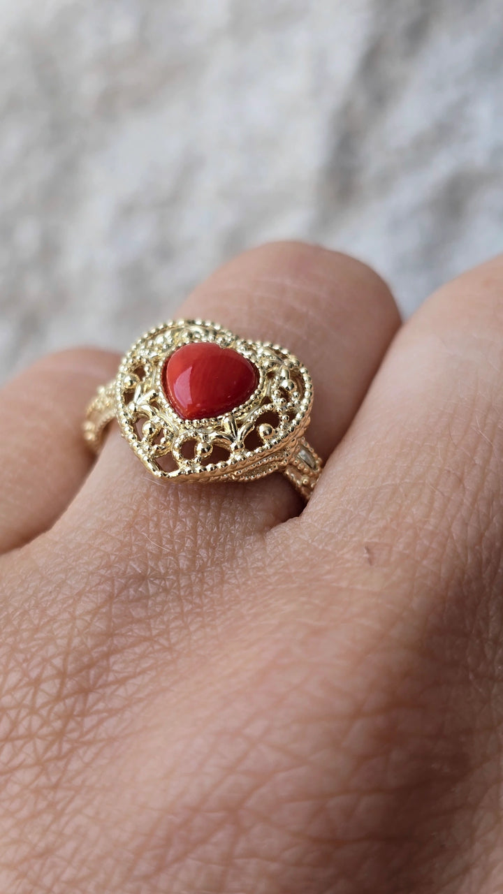 Idea regalo - anello cuore di corallo rosso montato in argento filigrana
