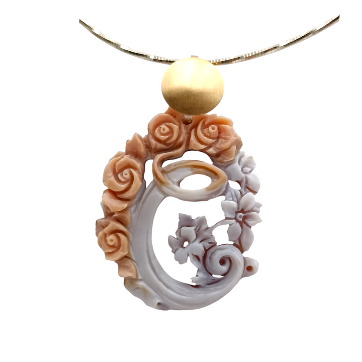 Collana ciondolo lettera traforata in cammeo bicolore montato su argento Lucia Vitiello Gioielli di Napoli