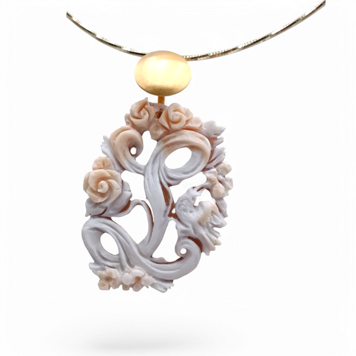 Collana ciondolo lettera traforata in cammeo bicolore montato su argento Lucia Vitiello Gioielli di Napoli