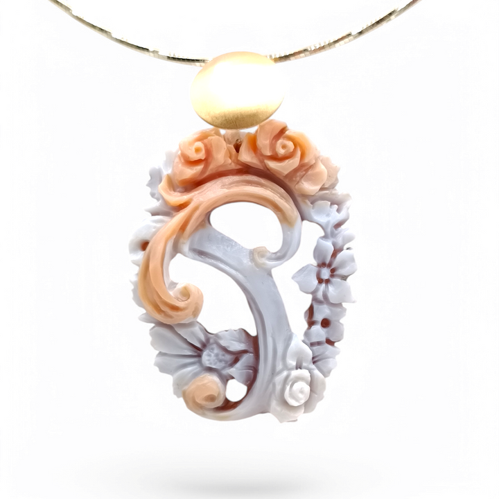 Collana ciondolo lettera traforata in cammeo bicolore montato su argento Lucia Vitiello Gioielli di Napoli