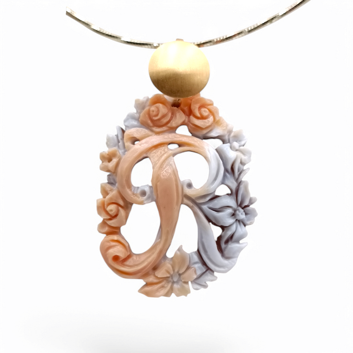 Collana ciondolo lettera traforata in cammeo bicolore montato su argento Lucia Vitiello Gioielli di Napoli