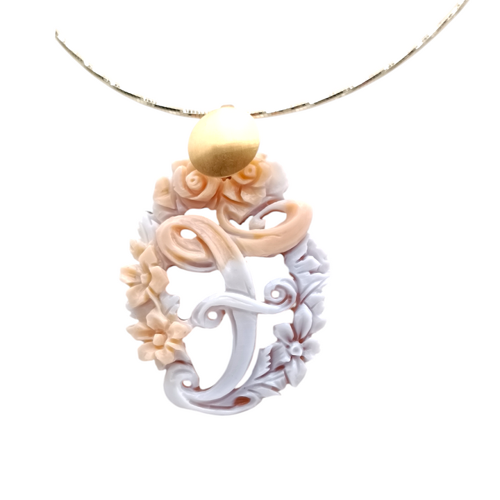 Collana ciondolo lettera traforata in cammeo bicolore montato su argento Lucia Vitiello Gioielli di Napoli