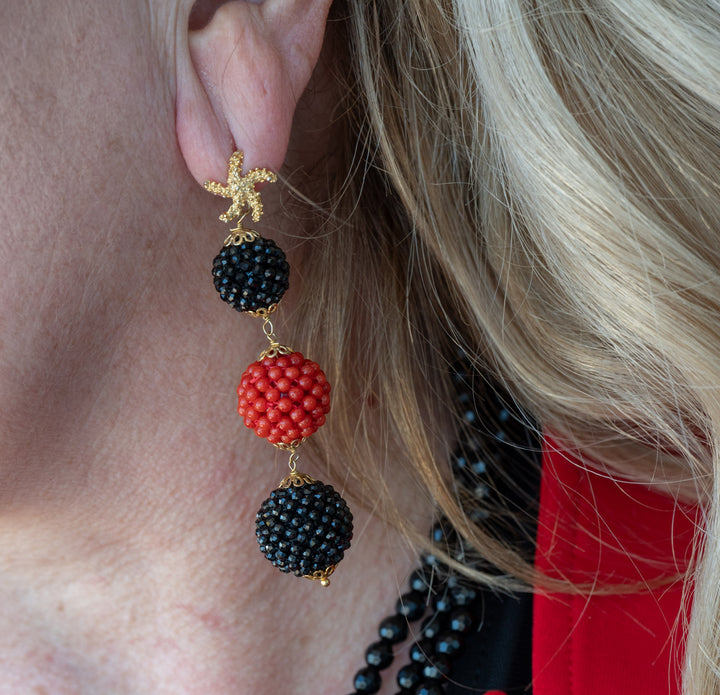Triptych earrings in red coral and black agate woven mounted on silver