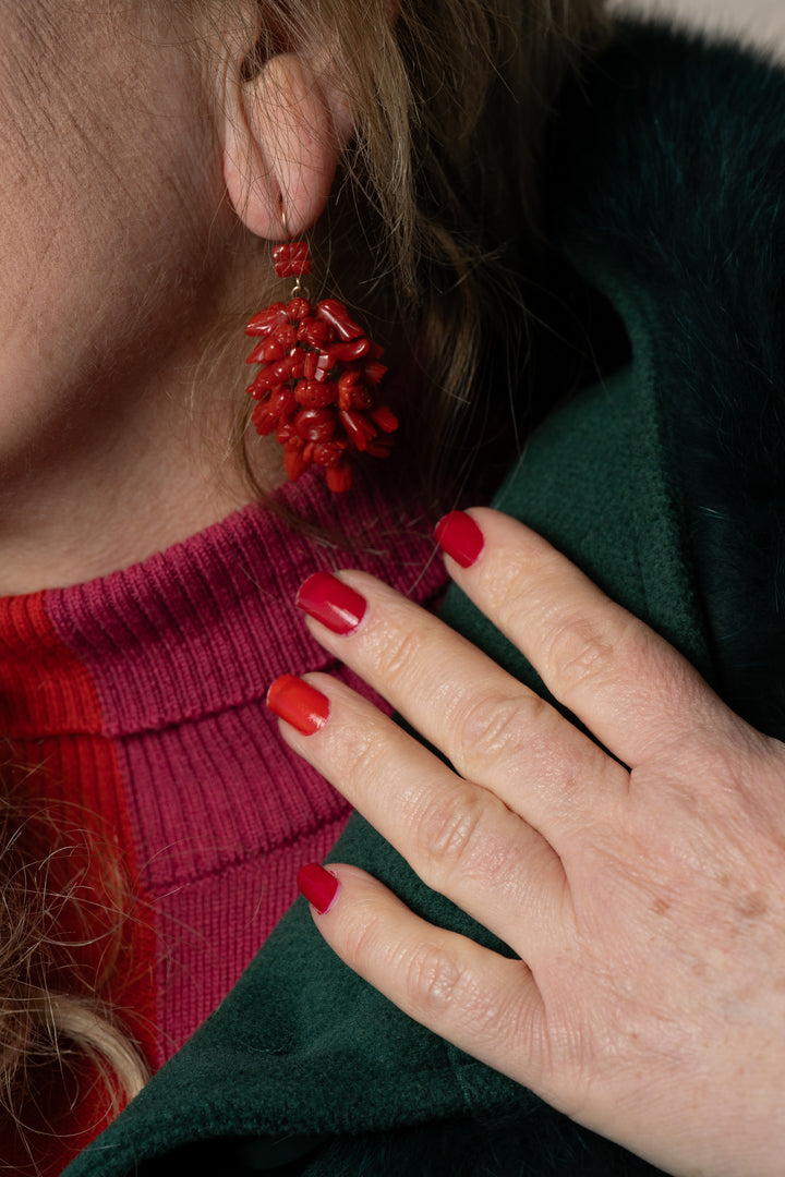 Orecchini "fiore e frutta" in corallo rosso montati su oro 9 kt