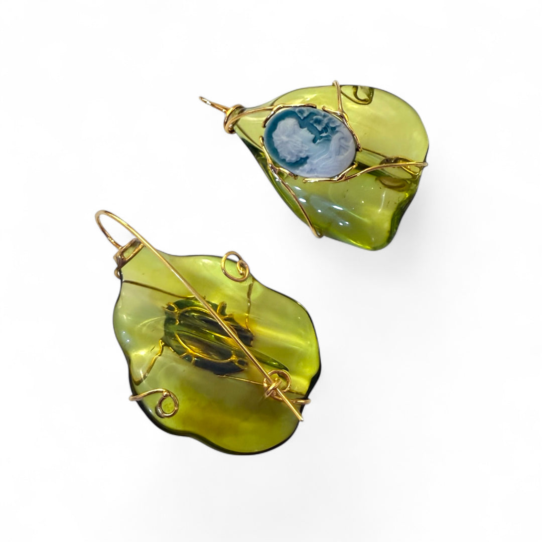 Orecchini Dea di Cammeo montati in Ambra verde e Argento Dorato