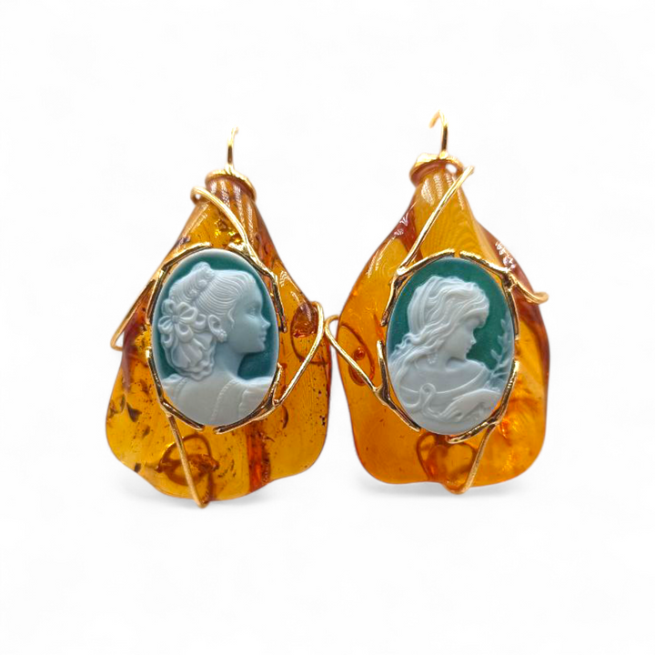 Orecchini Dea di Cammeo montati in Ambra marrone e Argento Dorato