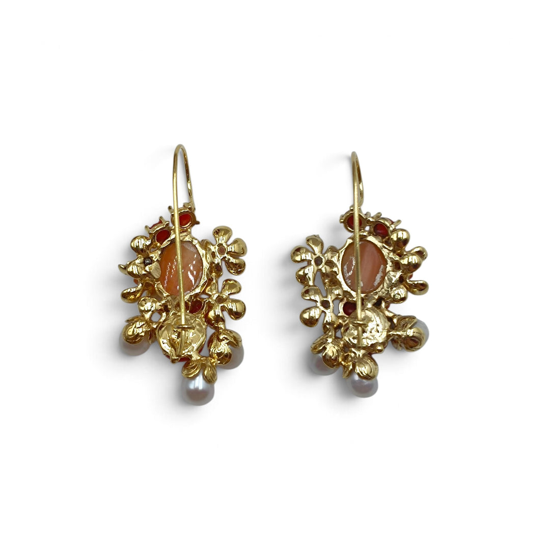 Orecchini Dea di Cammeo, Corallo e Perle montati in Bronzo