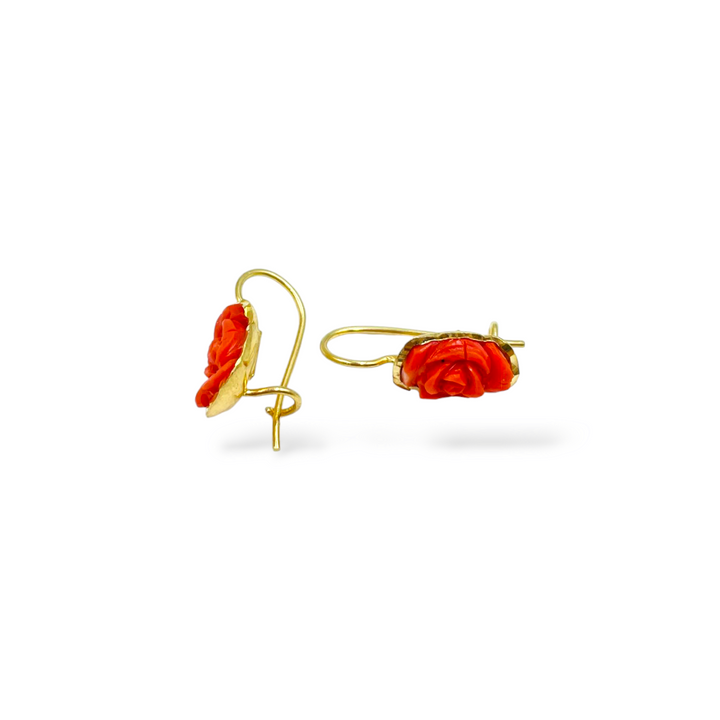 Orecchini rose di corallo montati in argento dorato