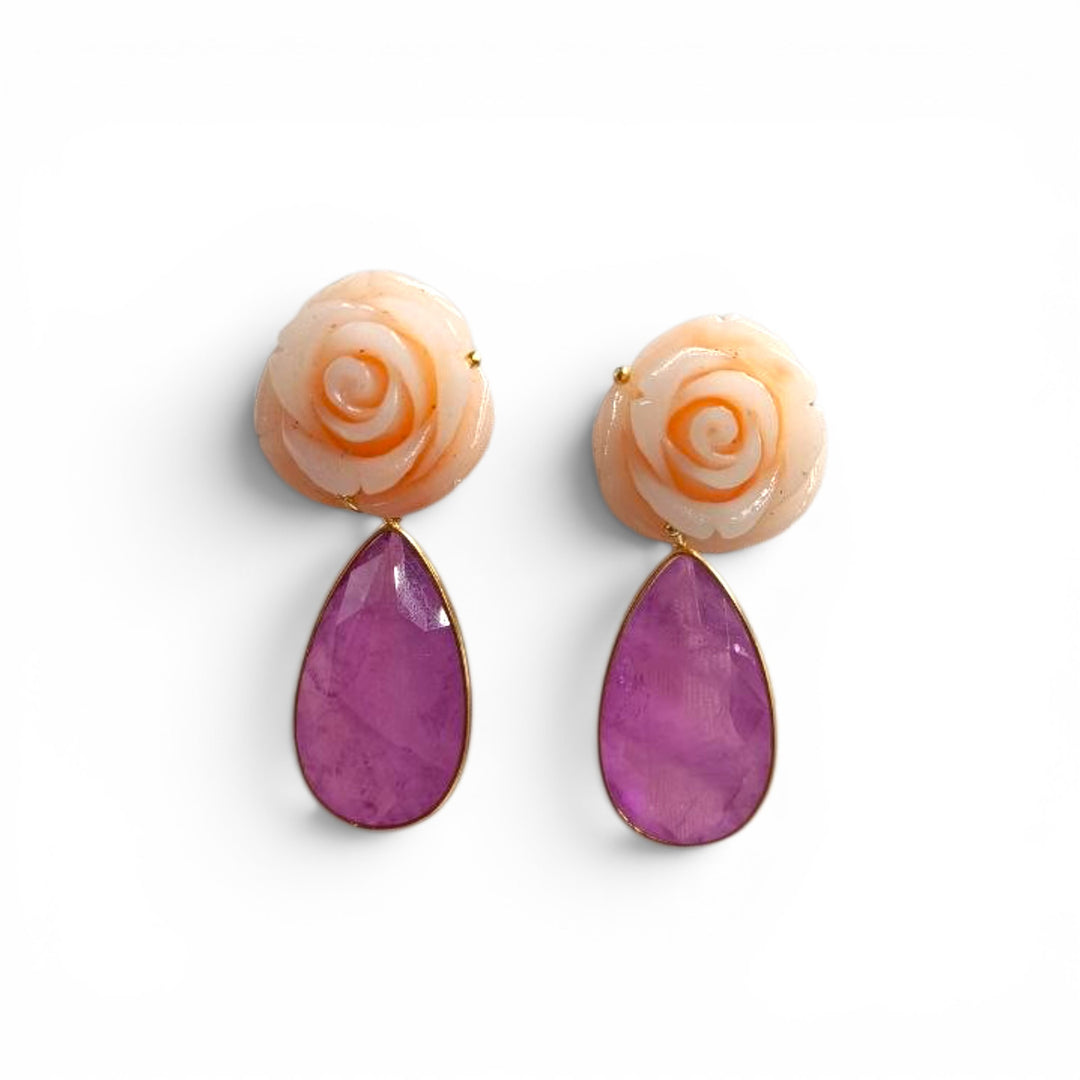 Orecchini con fiore pasta di corallo rosa montati in Argento Dorato