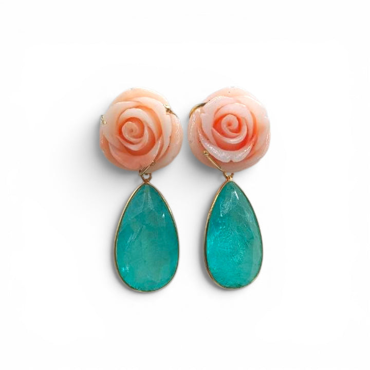 Orecchini con fiore pasta di corallo rosa montati in Argento Dorato
