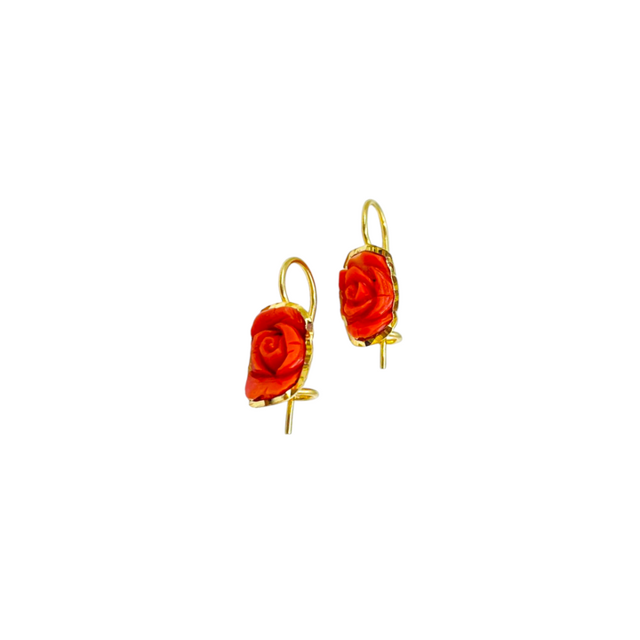 Orecchini rose di corallo montati in argento dorato