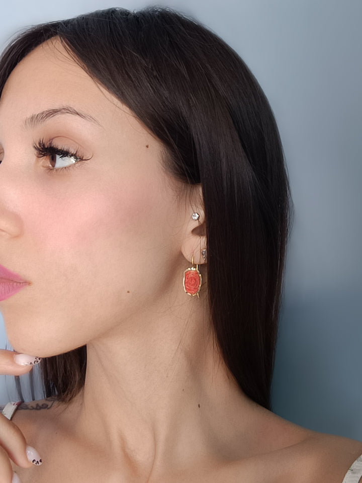 Orecchini rose di corallo montati in argento dorato