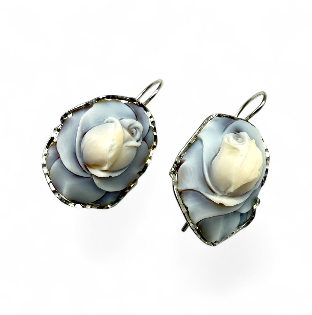 Orecchini rose di cammeo montate in argento