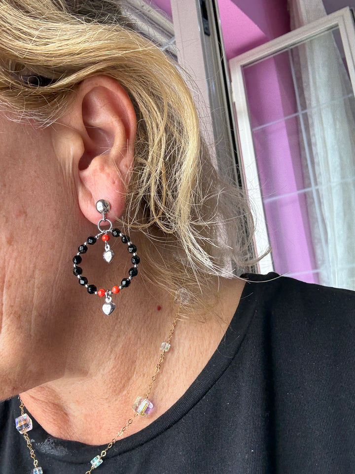 Orecchini cerchio di agata nera e corallo rosso montato in argento