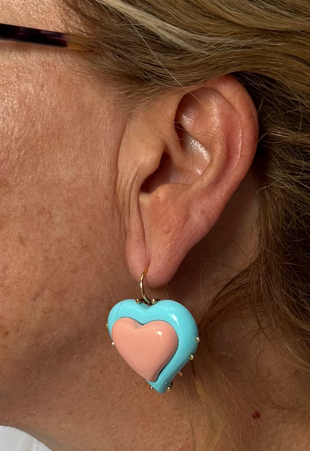 Orecchini “cuore” di pasta di turchese 4 fiori e pasta di corallo montato in argento