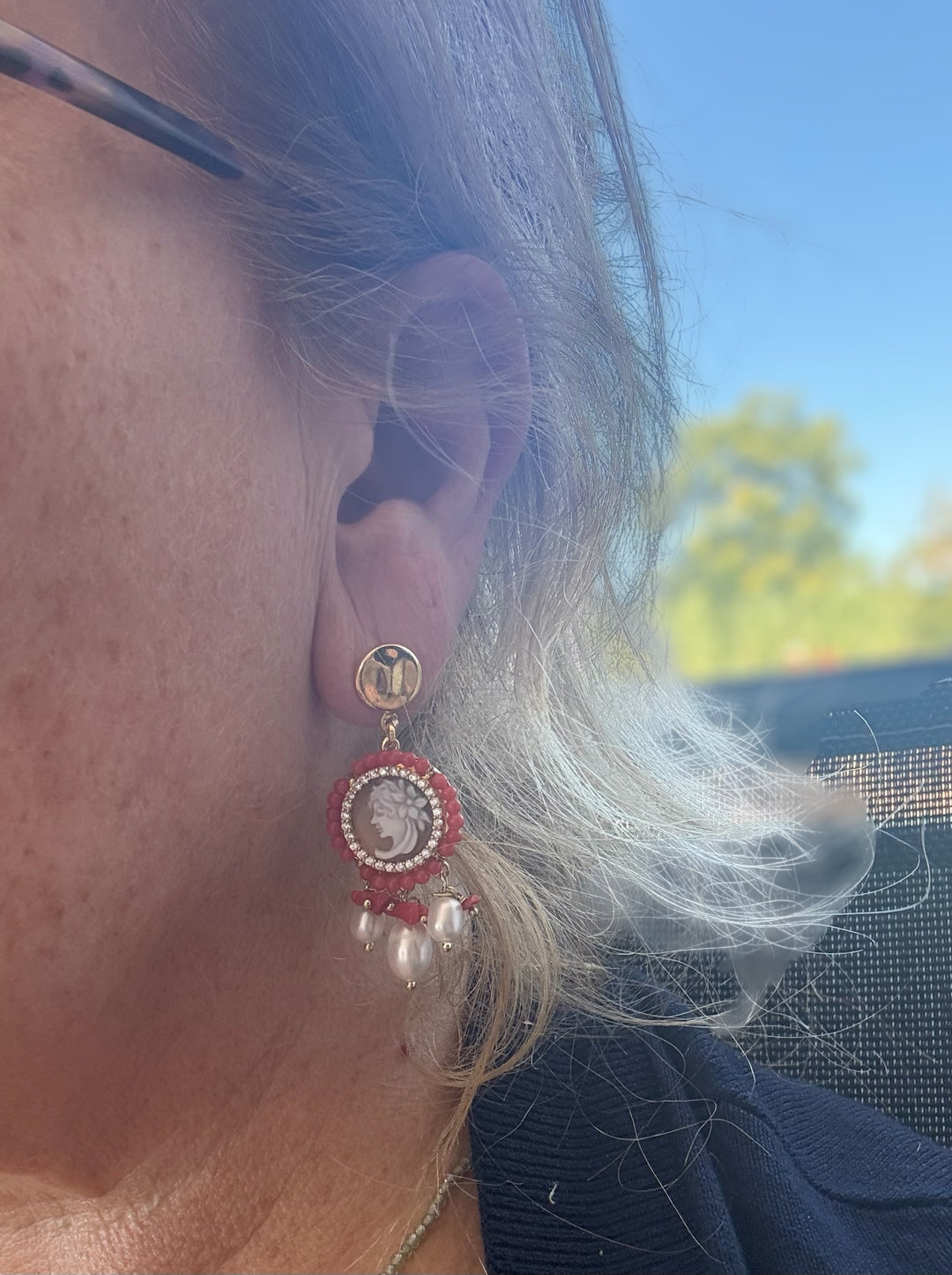 “Lady” earrings in cameo, red coral and pearls – woven workmanship on gilded silver