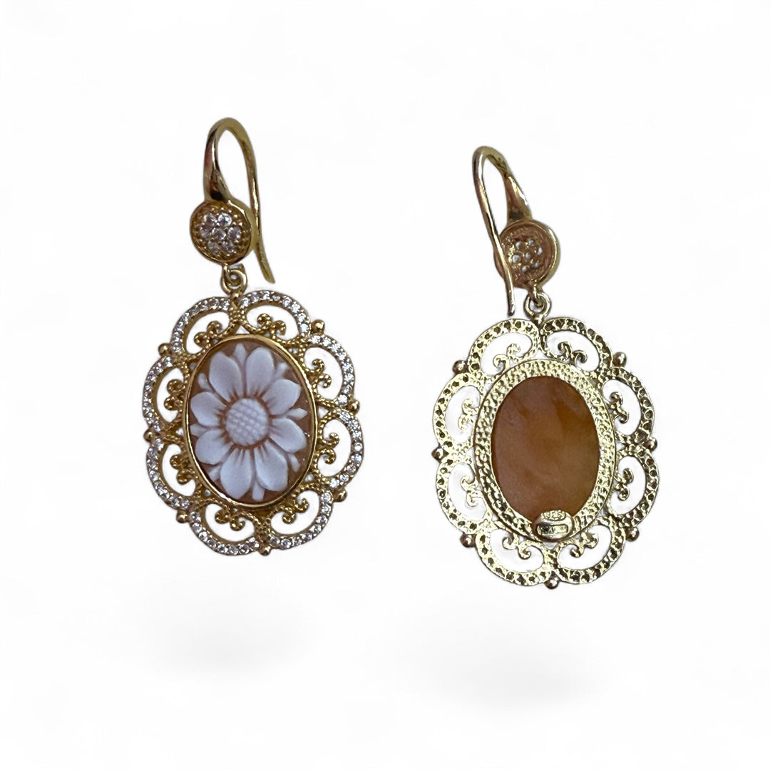Orecchini “fiori merlettati”  di cammeo montati in argento
