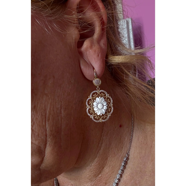 Orecchini “fiori merlettati”  di cammeo montati in argento