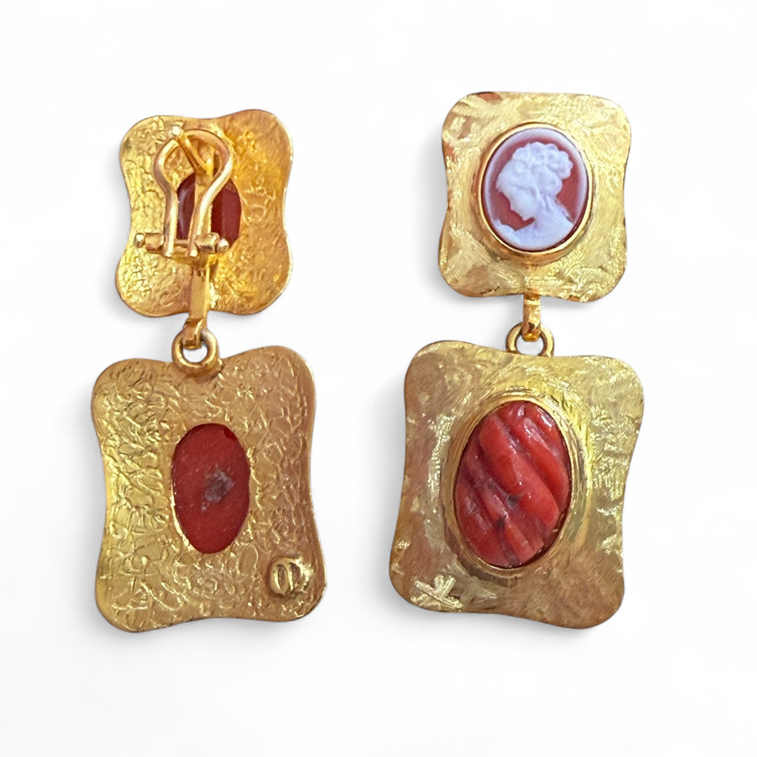 Orecchini dame di agata rossa e corallo montato in argento dorato martellato
