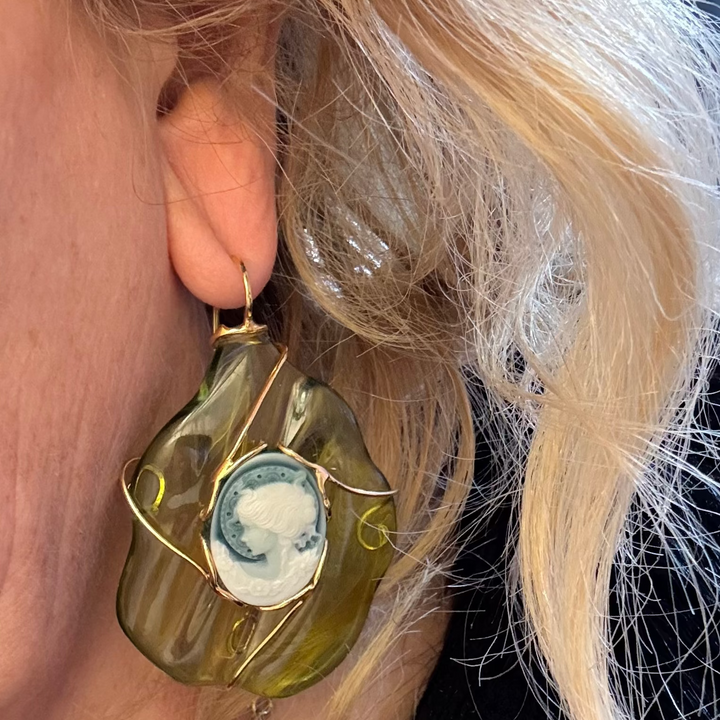 Orecchini Dea di Cammeo montati in Ambra verde e Argento Dorato