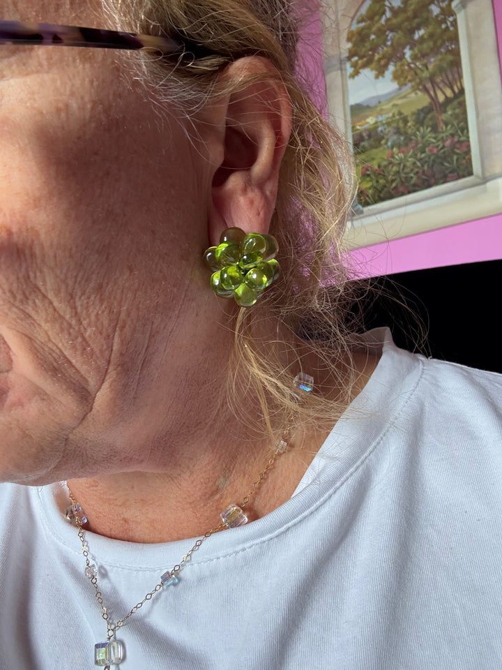 Orecchini “fiori ambra verde” montati in argento dorato