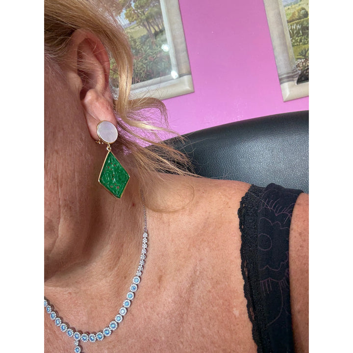 Orecchini giada verde e madreperla montati in argento