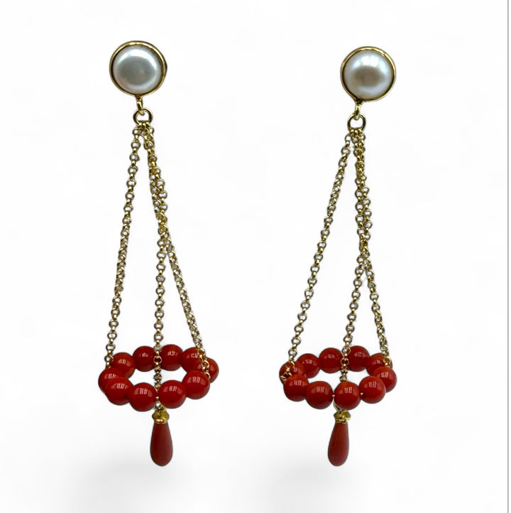 Orecchini giro di corallo rosso montato in argento dorato e perle