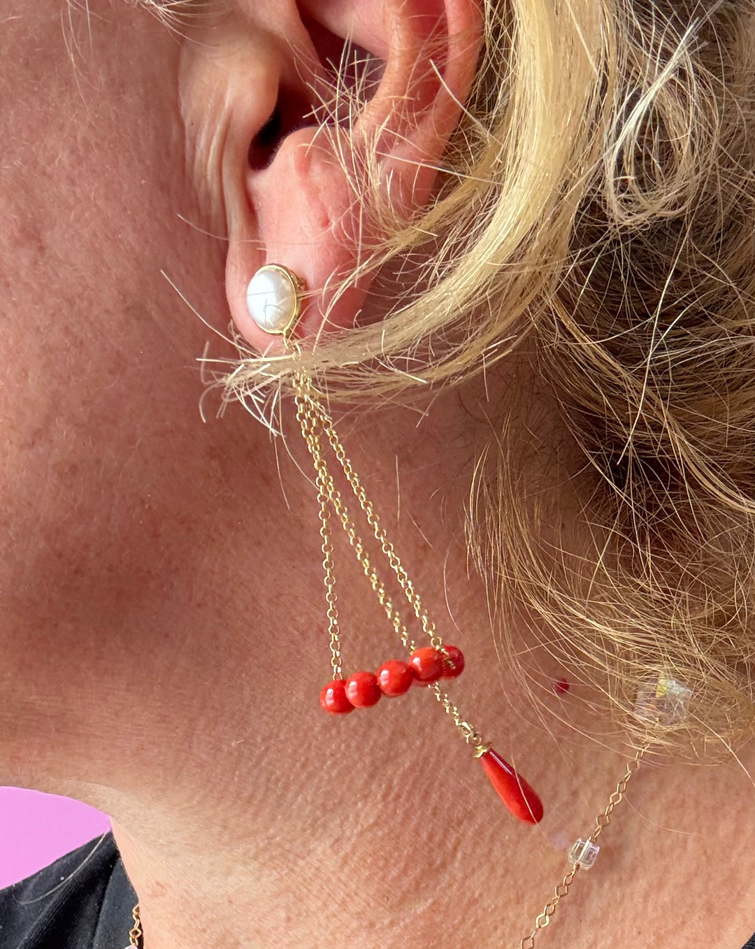Orecchini giro di corallo rosso montato in argento dorato e perle