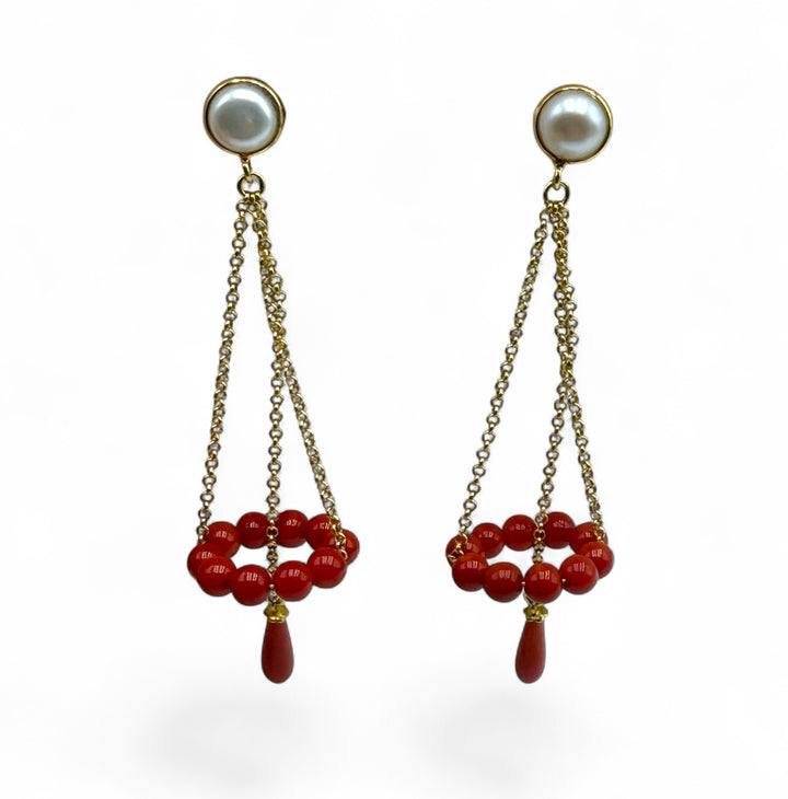 Orecchini giro di corallo rosso montato in argento dorato e perle