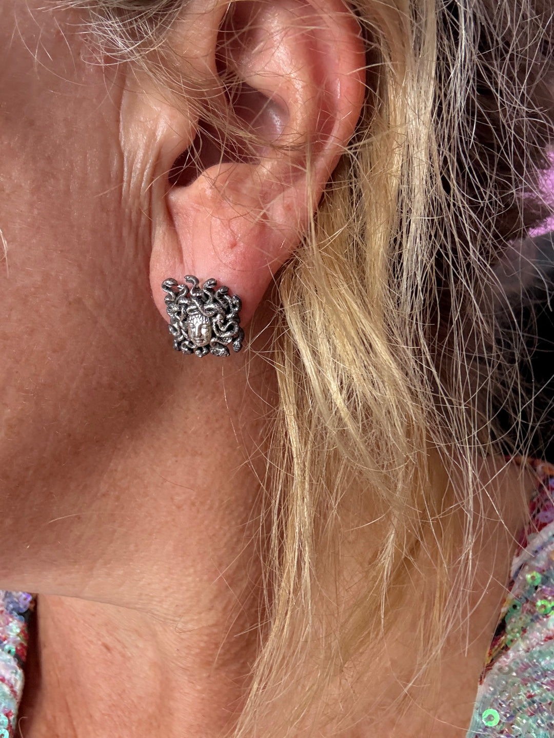 Orecchini “gorgonia medusa” inciso e lavorato in argento brunito