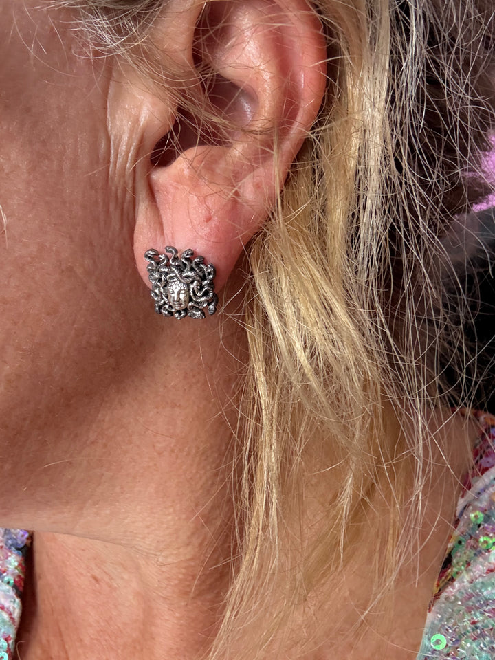 Orecchini “gorgonia medusa” inciso e lavorato in argento brunito