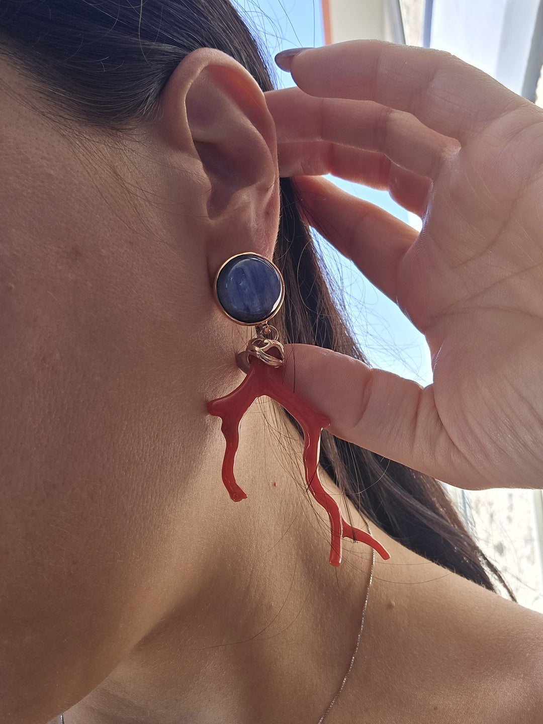 Orecchini ramo di corallo montato in cianite e argento rosato