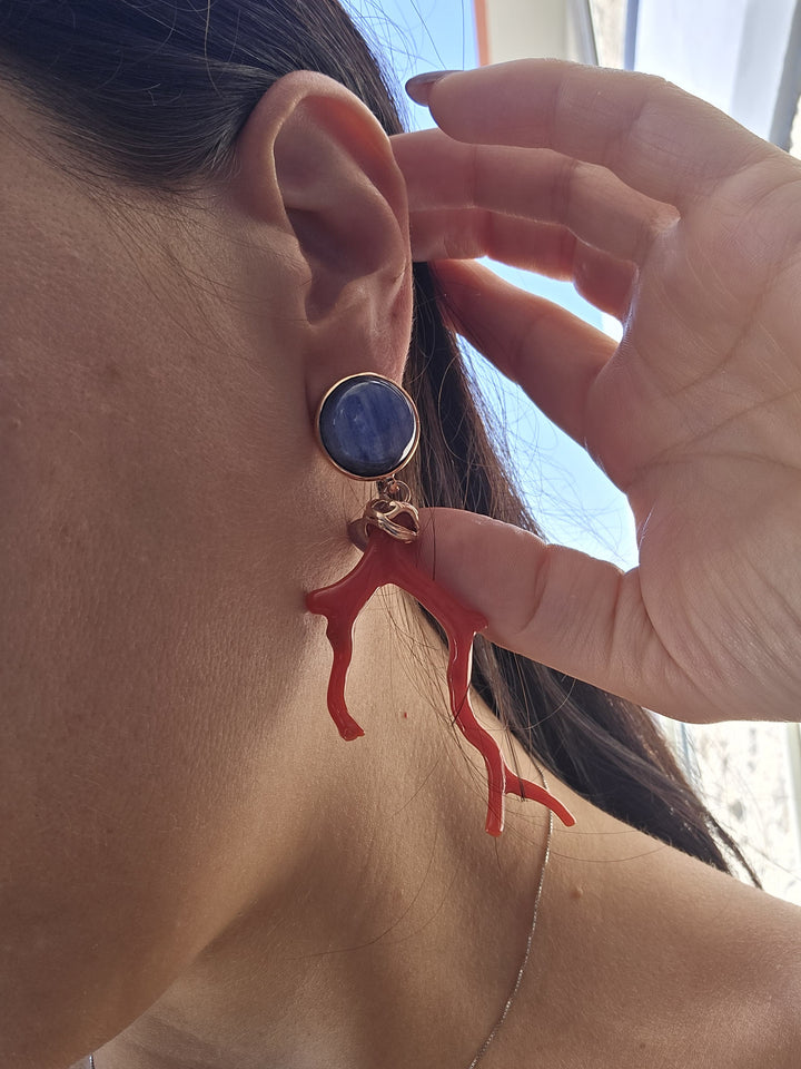 Orecchini ramo di corallo montato in cianite e argento rosato