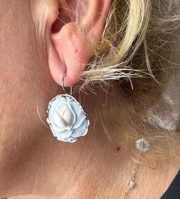 Orecchini “rosa a rilievo” di cammeo montato in argento