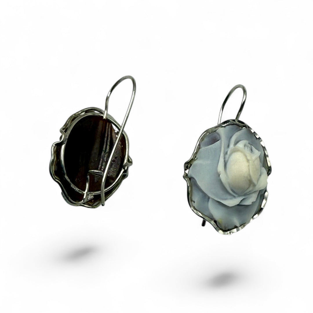 Orecchini “rosa a rilievo” di cammeo montato in argento