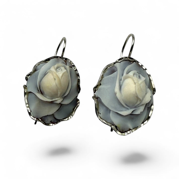 Orecchini “rosa a rilievo” di cammeo montato in argento